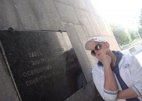 ЗДЕСЬ НАВЕЧНО ЗАМУРОВАНА ЗЕМЛЯ ОСВЕЩЕННАЯ ГЕРОИЧЕСКИМИ ПОДВИГАМИ ПАВШИХ ВОИНОВ