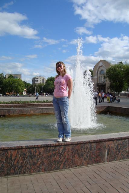 на фоне фантана