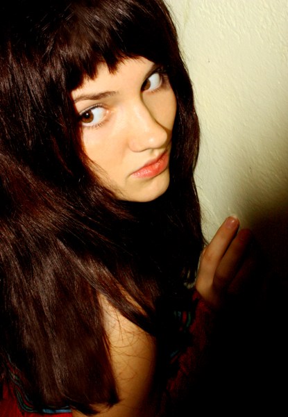 она смотрит