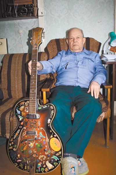 отец летова со старой гитарой игоря