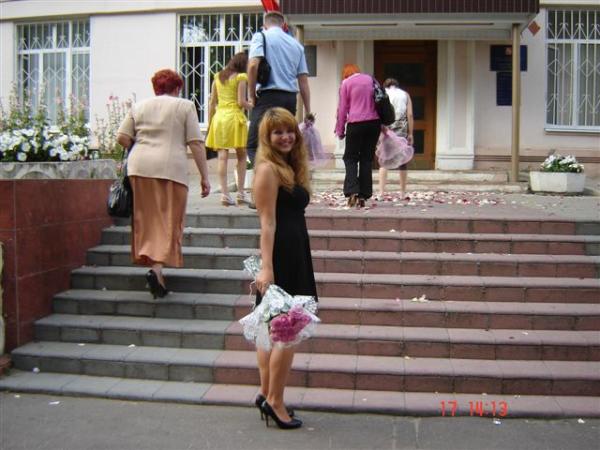 Около ЗАГСа