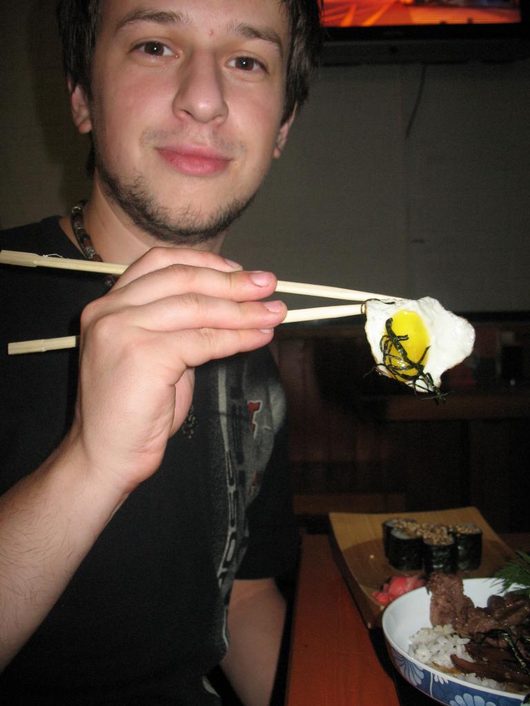 Будни Андрея - палками подцепил яйцо =)