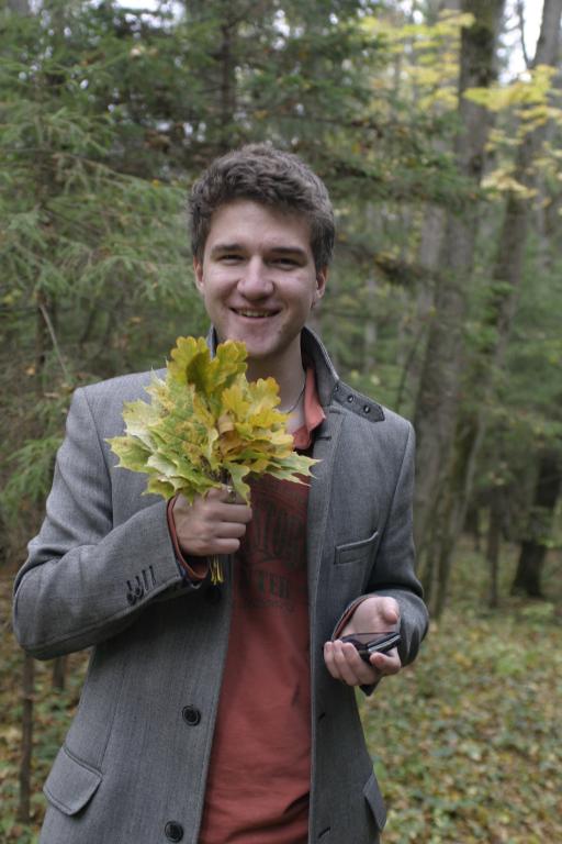 Романтичный, ждет свою возлюбленную в лесу с букетом и с системой GPS