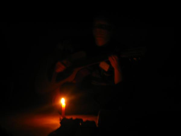 погасив свет в доме, меня обесточььь...
повлюду ночь...