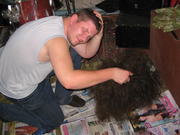 тока что сбрил патлы!)))