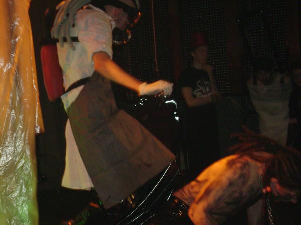 Бьет...
Садист..