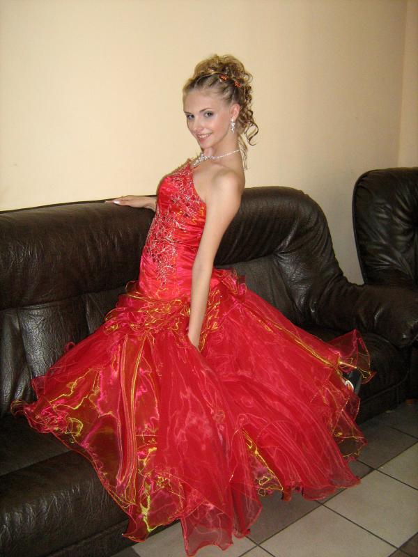 на диванчике в столовой