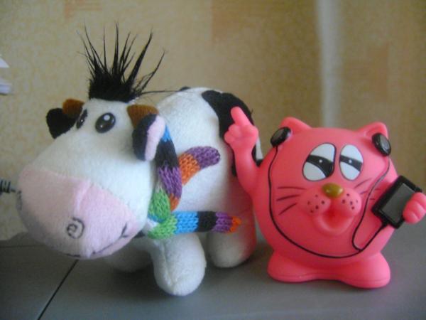 символ наступающего года бык Смайлс и кошак-меломан)