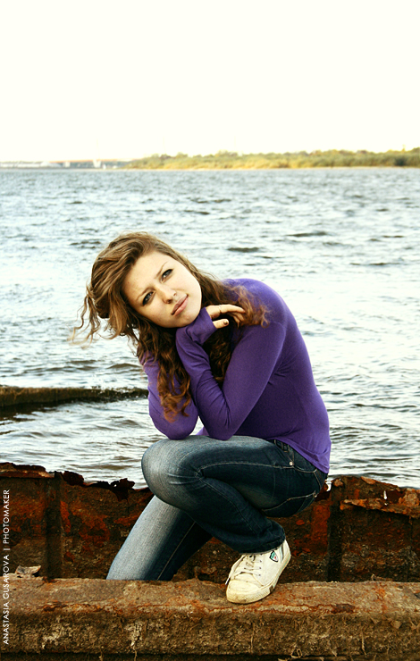 А она кричит: «Моя любовь,
Я не могу тебя найти
В этом огромном городе,
Я каждый день ищу тебя,
Не замечая грязи в метро,
Не опуская глаза,
Боясь пропустить в толпе
Его лицо».