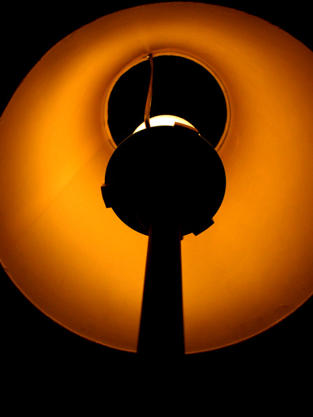 Щербатая луна и мы не в одной постели,
Светло, потому несмело.
Я разбегусь - и с окна,
Я верю не будет больно, я помню, как это делать.

(с)