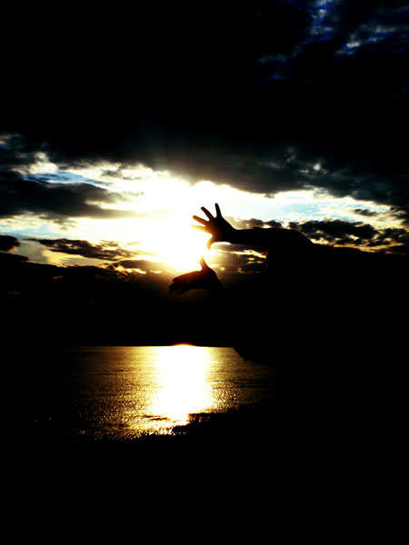 мне бы хотелось...
рисовать твои руки,
читать твои мысли...
не думать о звуках,
не помнить о числах...

(с) Земфира