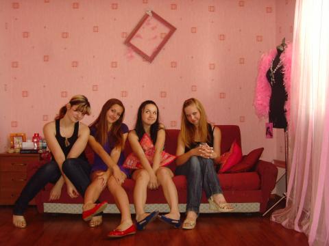 Люба...Ксю..Вика и Я  х)гламурные девахи;)