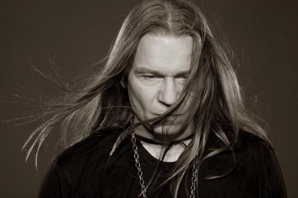 он крут и точка.